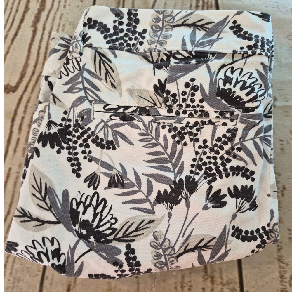 Old Navy Pixie Shorts Womens 6 White Grey Floral Print Mid Rise Chino S